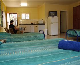Ashs Holiday Units And Cafe - Accommodation ACT 3
