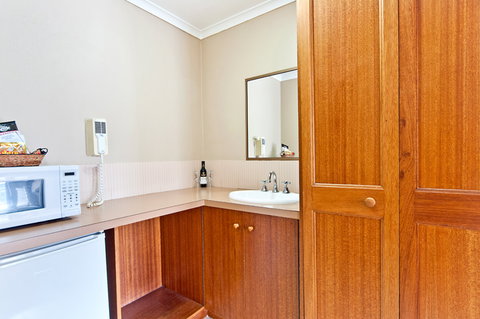 BEST WESTERN Tudor Motor Inn - Accommodation ACT 8