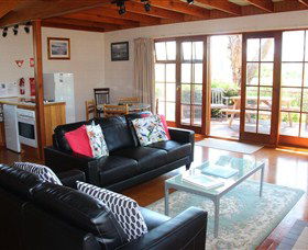Anchlia Waterfront Cottages - Accommodation ACT 5