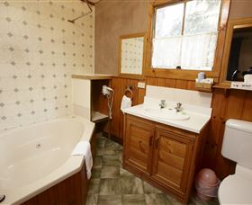 Crayfish Creek Van And Cabin Park And Spa Treehouse - Accommodation ACT 1