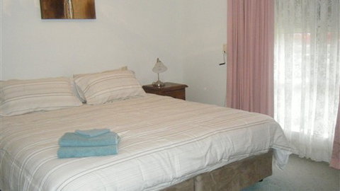 Carn Court Holiday Apartments - Accommodation ACT 4