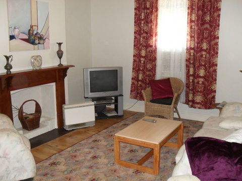 Aaron Cottage - Accommodation ACT 4