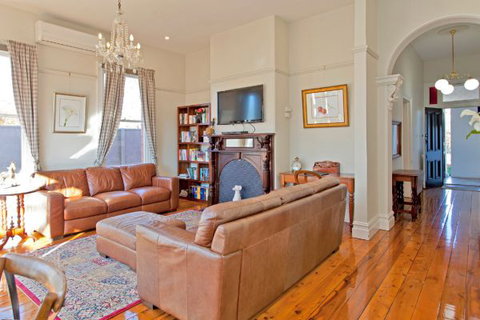 Elegance On Englehardt - Accommodation ACT 6