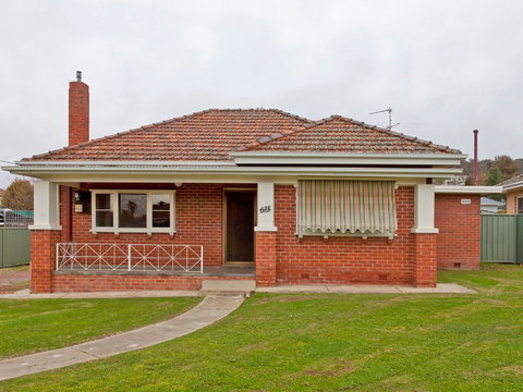 Red Brick Beauty - Accommodation ACT 0