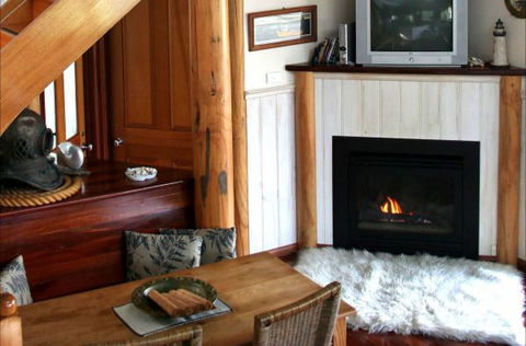 Aireys Overboard Seaside Cottage - Accommodation ACT 10