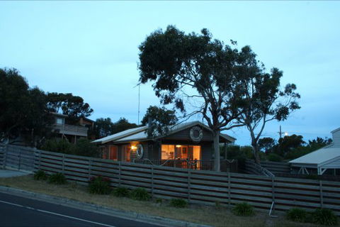Aireys Overboard Seaside Cottage - Accommodation ACT 3