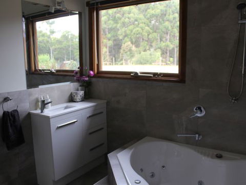 Eagle's Roost Farmstay B&B - Accommodation ACT 2
