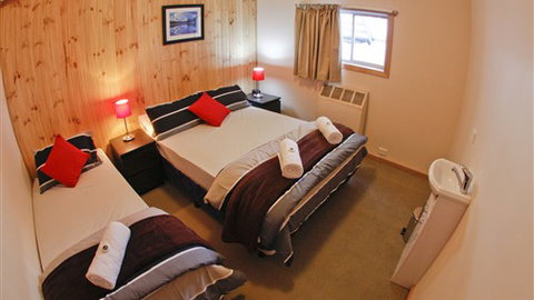 Sugarbush Lodge And Apartments - Accommodation ACT 1