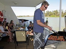 Boats And Bedzzz - The Murray Dream Self-contained Moored Houseboat - Accommodation ACT 3