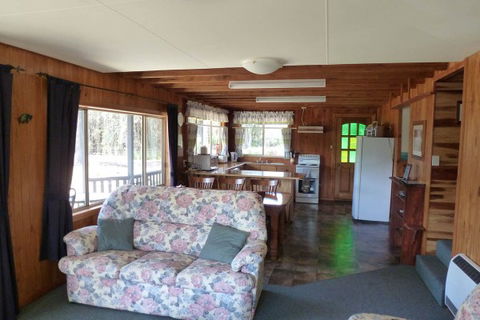 Arties Cottage Accommodation - Accommodation ACT 7