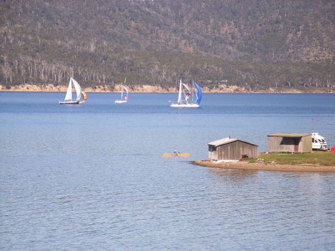 Three Hut Point Waterfront Accommodation - Accommodation ACT 2