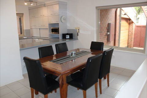 Adelaide Serviced Accommodation - Childers House - Accommodation ACT 2