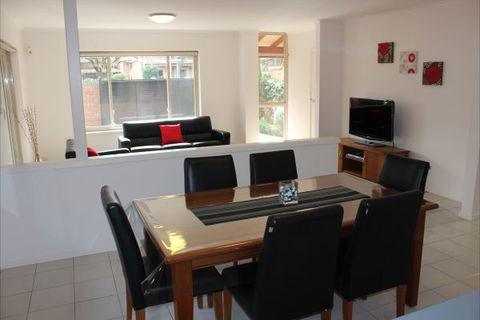 Adelaide Serviced Accommodation - Childers House - Accommodation ACT 5