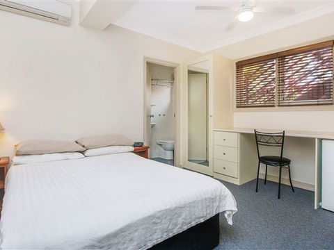 Ashfield Manor - Accommodation ACT 7