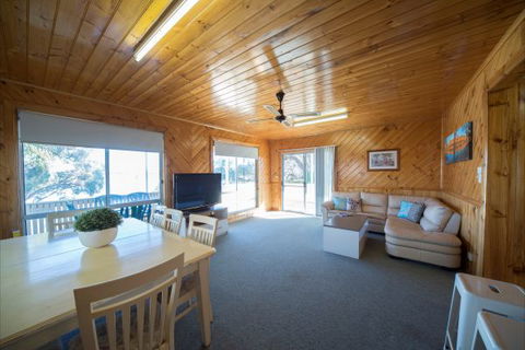 Mundic Waterfront Cottages - Accommodation ACT 6