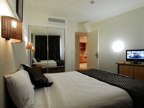 Golden Pebble Hotel - Accommodation ACT 2