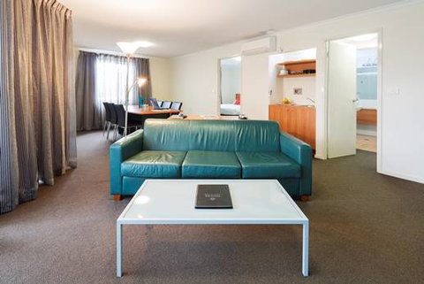 Premier Hotel & Apartments - Accommodation ACT 12