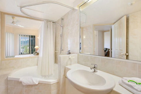 Tropic Towers Apartments - Accommodation ACT 12