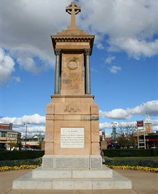 Warwick War Memorial And Gates - Accommodation ACT 1