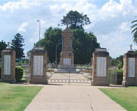 Warwick War Memorial And Gates - Accommodation ACT 0