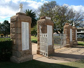 Warwick War Memorial And Gates - Accommodation ACT 2
