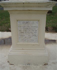 The Coronation Lamp Memorial - Accommodation ACT 1