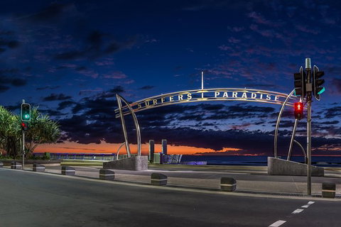 Luxury Brisbane Airport Transfers To And From Surfers Paradise For 4 Person - Accommodation ACT 1