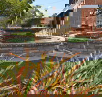 Bauer and Wiles Memorial Fountain - Accommodation ACT