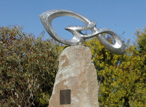 The Glen And Southern Cross Constellation Sculptures - Accommodation ACT 0