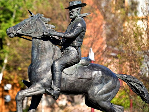 Thunderbolt's Statue And Constable Walker Memorial - Accommodation ACT 0