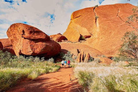 Explore Uluru: 7 Hours Guide Tour At Sunrise With Light Breakfast - Accommodation ACT 2