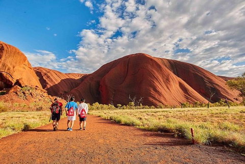 Explore Uluru: 7 Hours Guide Tour At Sunrise With Light Breakfast - Accommodation ACT 3