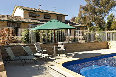 Hilltops Retreat Motor Inn - Accommodation ACT 2