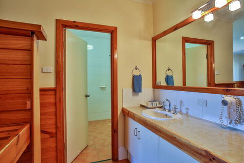Kimberley Hotel Halls Creek - Accommodation ACT 6