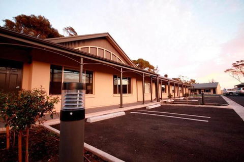Sundowner Motel Hotel - Accommodation ACT 1