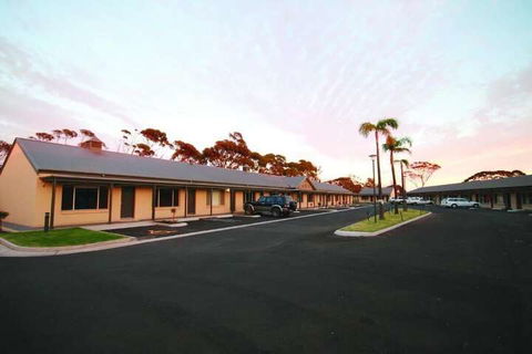 Sundowner Motel Hotel - Accommodation ACT 3
