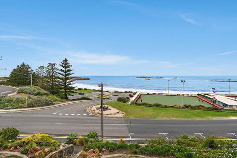 The Dolphins Beachfront Apartments - Accommodation ACT 6