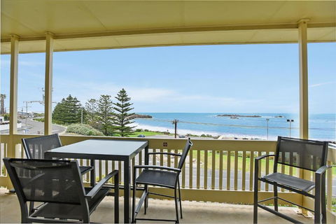 The Dolphins Beachfront Apartments - Accommodation ACT 3