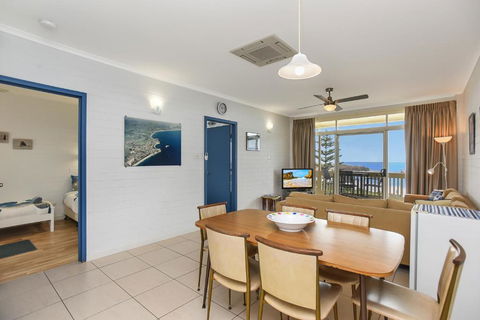 The Dolphins Beachfront Apartments - Accommodation ACT 4
