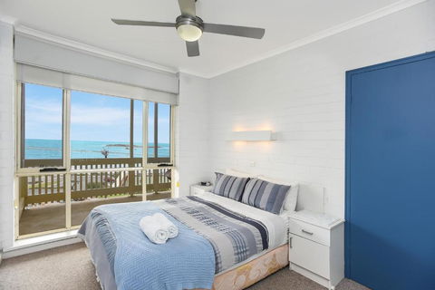 The Dolphins Beachfront Apartments - Accommodation ACT 1