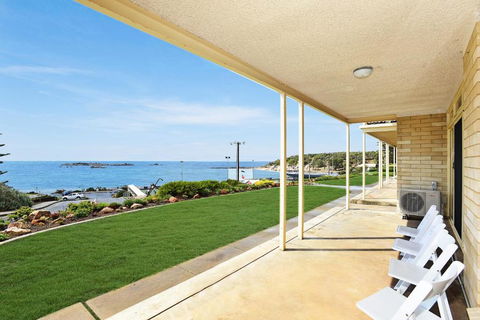 The Dolphins Beachfront Apartments - Accommodation ACT 2
