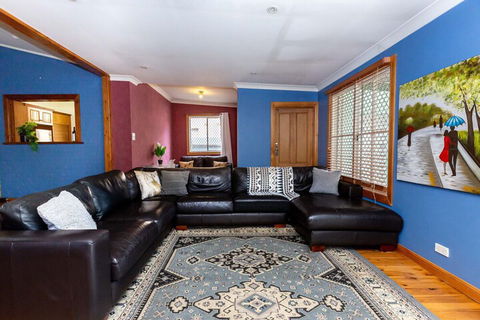 Best Central House â€“ Sleeps 11 - Accommodation ACT 6