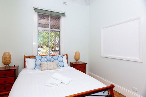 Best Central House â€“ Sleeps 11 - Accommodation ACT 4