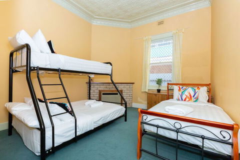 Best Central House â€“ Sleeps 11 - Accommodation ACT 5