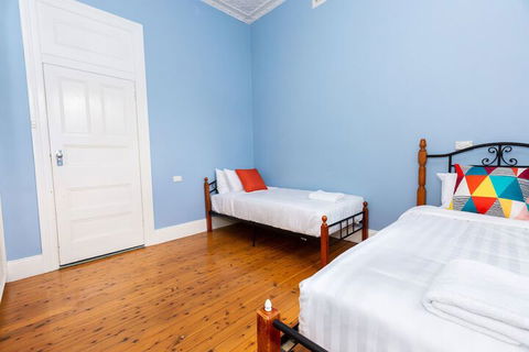 Best Central House â€“ Sleeps 11 - Accommodation ACT 2