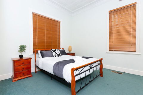 Best Central House â€“ Sleeps 11 - Accommodation ACT 3