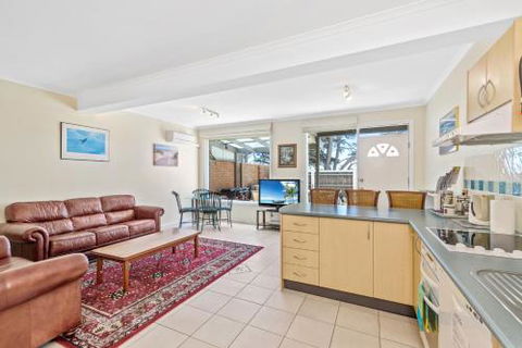 Black Dolphin Waterfront Apartment - Accommodation ACT 1