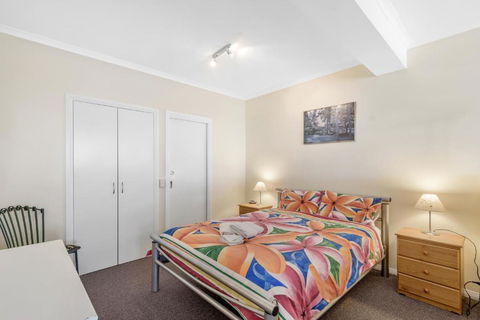 Black Dolphin Waterfront Apartment - Accommodation ACT 5