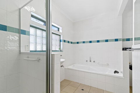Black Dolphin Waterfront Apartment - Accommodation ACT 3