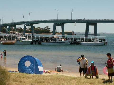 Black Dolphin Waterfront Apartment - Accommodation ACT 2